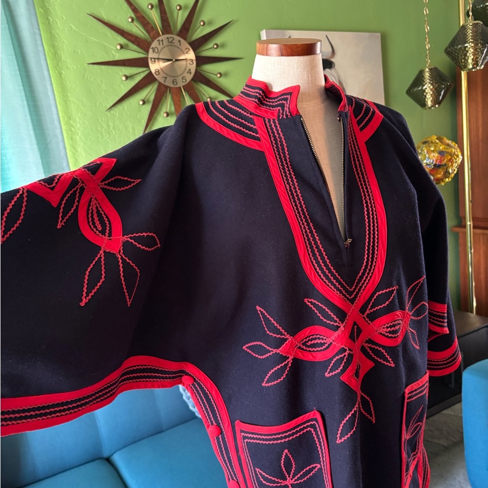 Vintage Cape - Picture 7 of 11